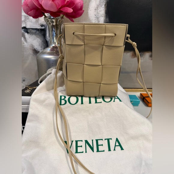 Bottega Veneta Small Cassette Cross-Body Bucket - Picture 5 of 7